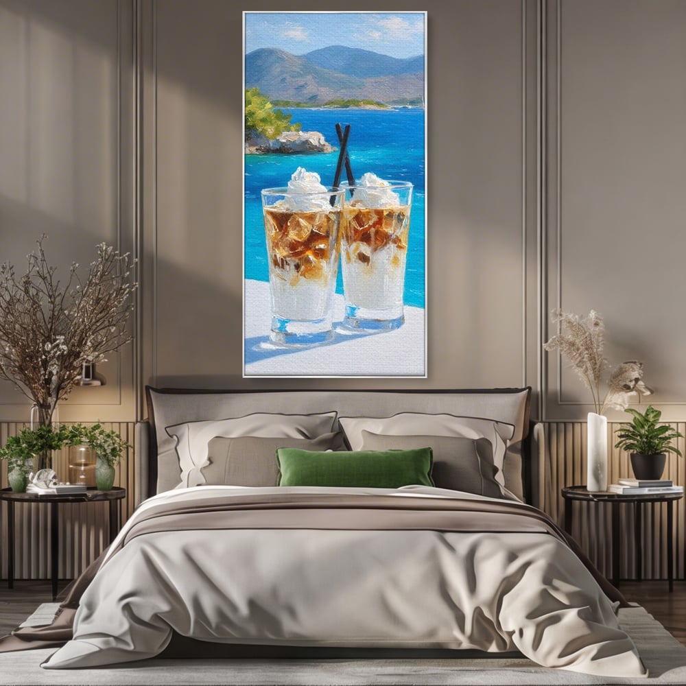 Tablou canvas cu pictura cu doua pahare de frappe pe malul marii, in rama de aluminiu argintiu, pe perete intr-un dormitor